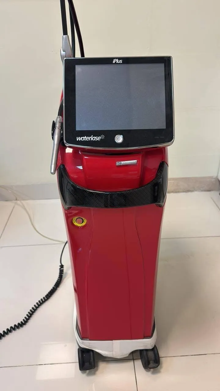 جهاز الليزر Waterlase iPlus الذي يعمل به الدكتور نبيل